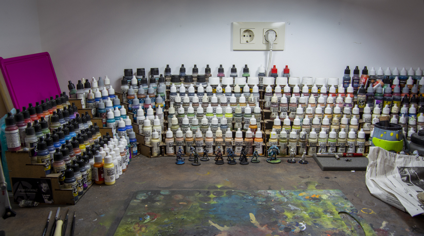 To paint a miniature: a clean work area